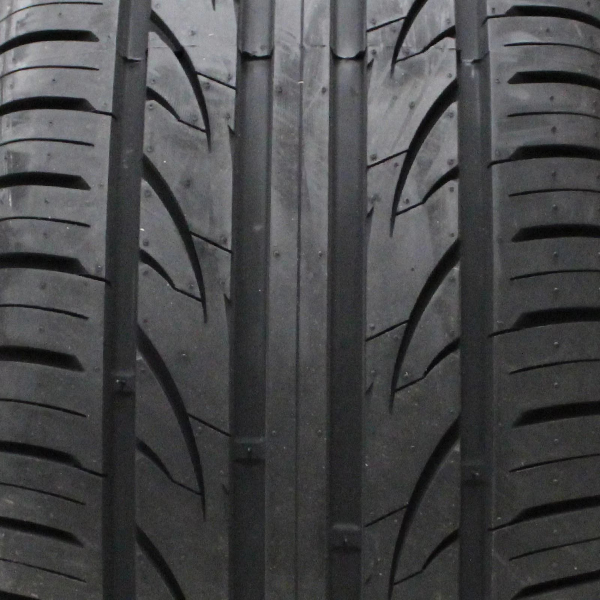 225/40ZR18 92W XL Passenger Tire W954946